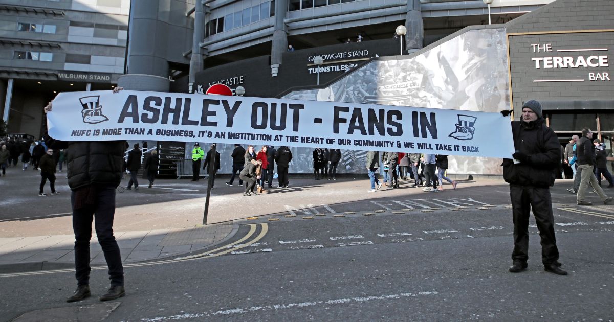 supporters de newcastle chantant dans un stade